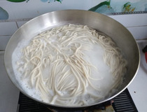 面条怎么吃才吃得香 西葫芦肉酱面条简单做法越吃越香