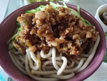 面条怎么吃才吃得香 西葫芦肉酱面条简单做法越吃越香