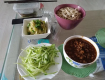 面条怎么吃才吃得香 西葫芦肉酱面条简单做法越吃越香